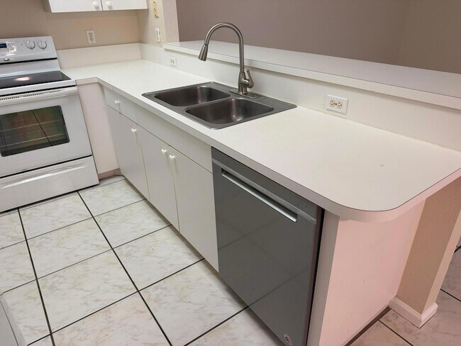 Building Photo - 14011 Veronica Ct