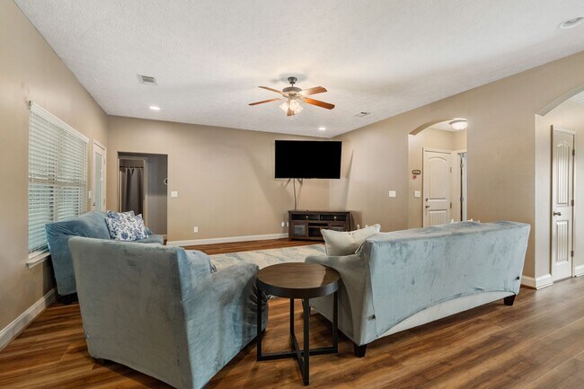 Building Photo - 3 Bedroom, 2 Bath, 1826 Heated Sq Ft Home ...