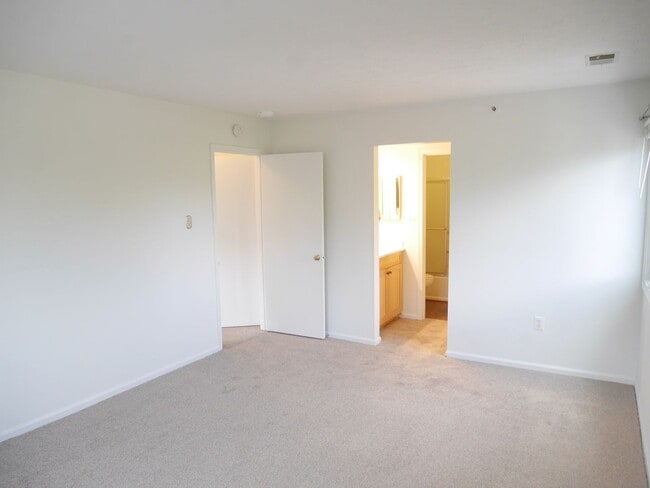 Building Photo - Charming Condo in Gaithersburg, MD