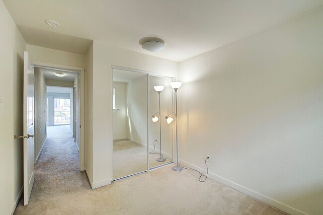 Building Photo - 2bd/1.75ba Bellevue Condo