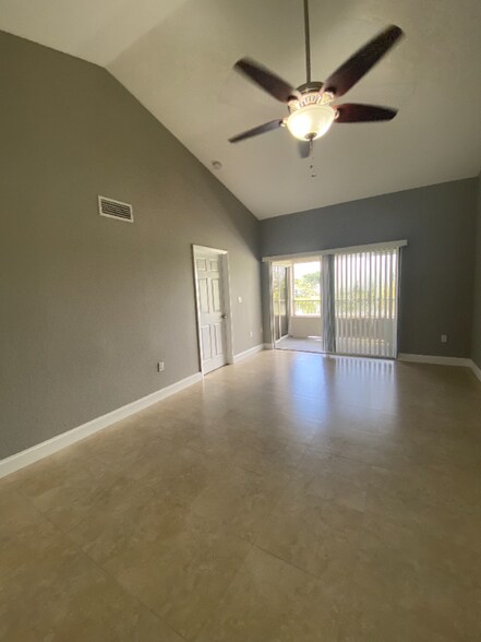 Primary Photo - 2820 N Oakland Forest Dr