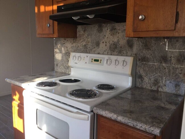 Building Photo - Charming Apartment in San Leandro