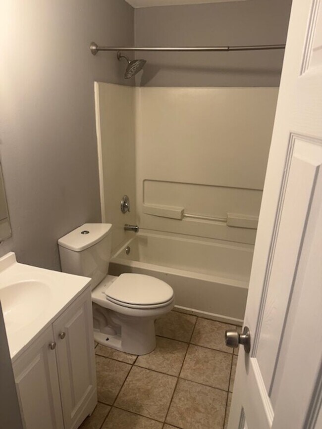 Building Photo - Don't wait --must see! 4Bd, 2Ba