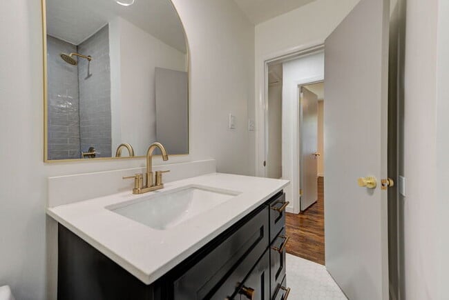 Building Photo - Fully Renovated 4 Bed, 2 Bath Near Campus!