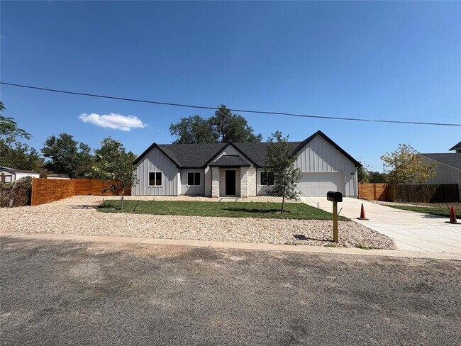 Primary Photo - 304 W Allen St