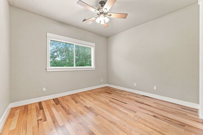 Building Photo - 304 Zennia St