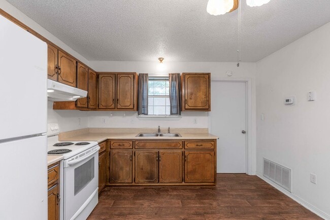 Building Photo - AVAILABLE IN OCTOBER! 2 beds 1 bath