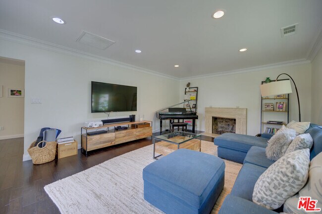 Building Photo - 2241 S Beverly Dr