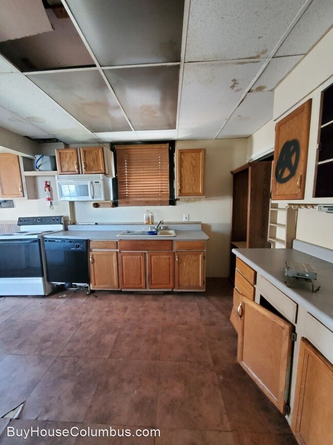 Building Photo - 3 br, 1 bath House - 614 S Warren Ave