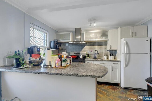 Building Photo - 190 Knickerbocker Rd