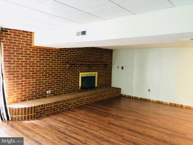 Building Photo - 2021 State Room Dr