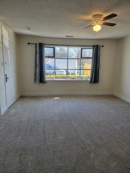 Building Photo - 2047 Jason Dr