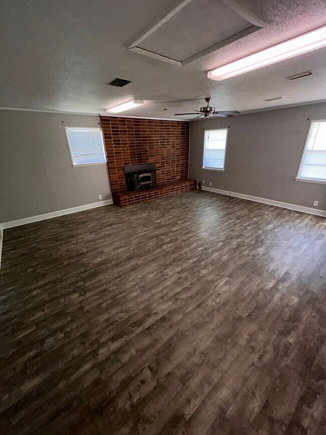 Building Photo - 302 Briarhill Rd