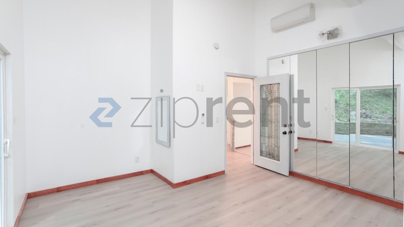 Building Photo - Unit single home