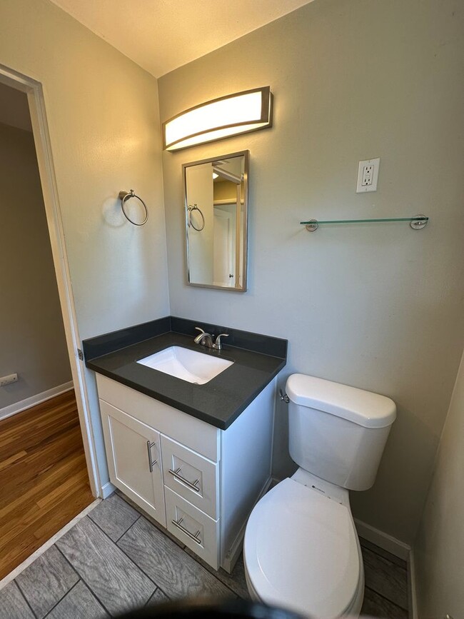 Building Photo - Available Now! 4 bed, 2 bath house in Shoreline!