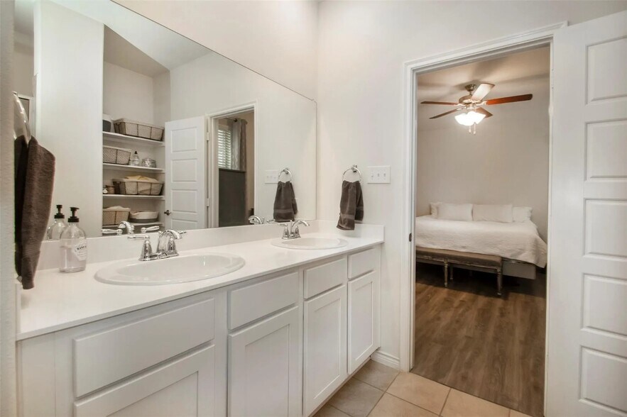 Building Photo - 2348 Opaline Dr