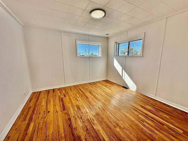 Building Photo - 819 15th St