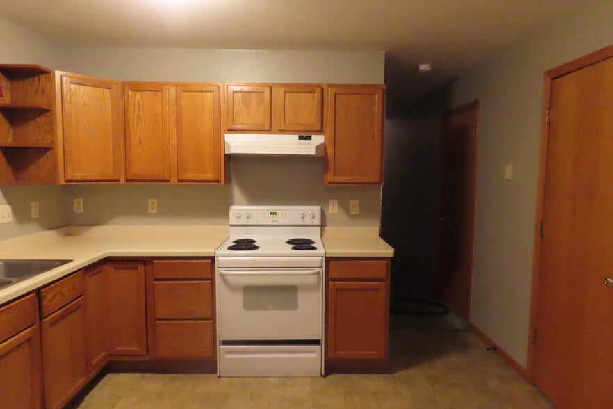 kitchen 12-17 - 2025 S Main St