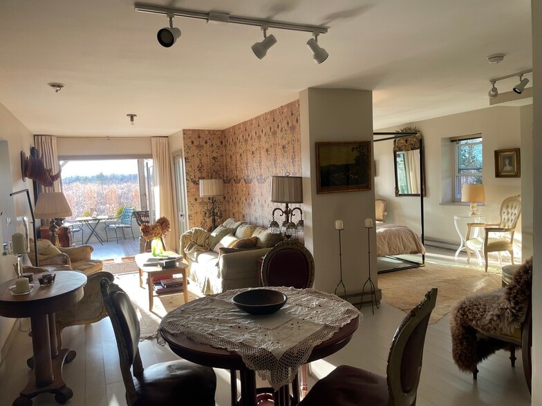 Building Photo - 388 Eichybush Rd