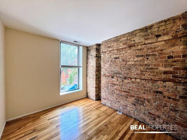 Building Photo - 2 bedroom in CHICAGO IL 60657