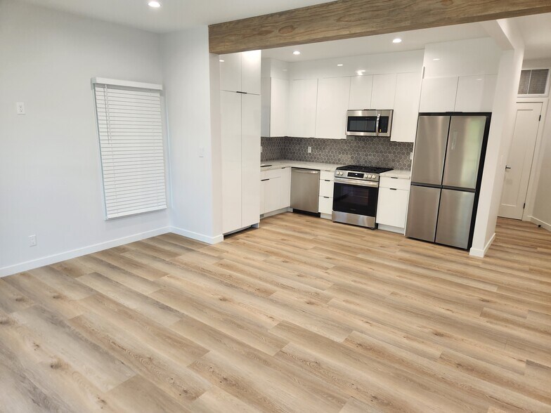 Building Photo - 9940 Robbins Dr