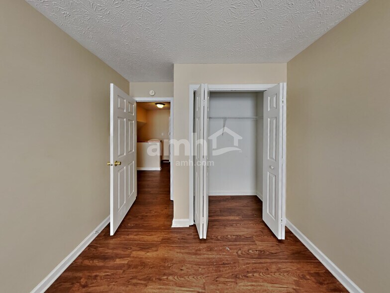 Building Photo - 8420 Brook Pointe Ct