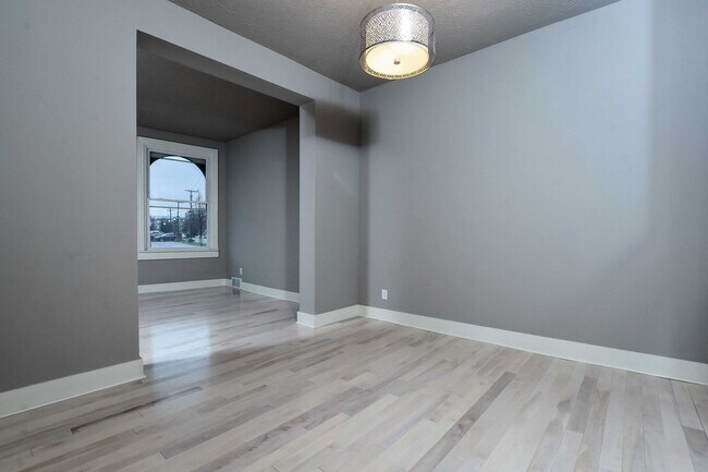 Building Photo - 4 bedroom in South Side