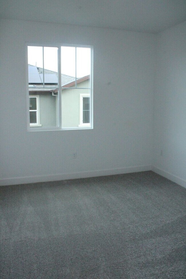 Building Photo - ***PENDING*** 4 Bedroom / 3 Bath House with Solar in San Marco Community-Close to Bart!