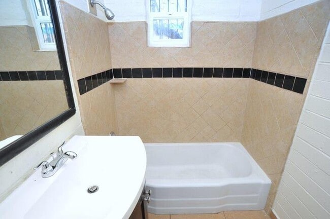 Building Photo - 4 bedroom/2 bath home on large lot near Alvernon/Grant!