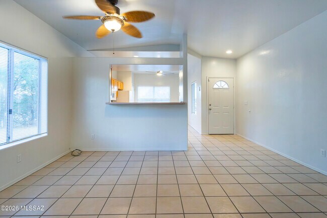 Building Photo - 392 Falcon Ct