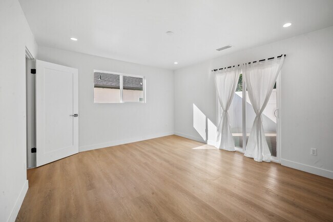 Building Photo - 14332 Miranda St