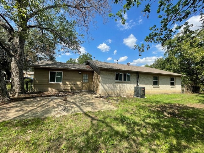 Building Photo - 3 BR/2.5BA | Updated Single Family Home | Gated backyard