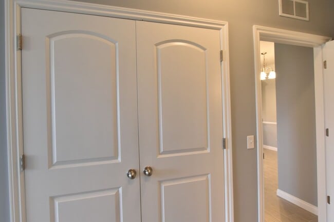 Building Photo - Shelby Township, 1st Floor Access!  2 Bedrooms, 2-Baths, att. Garage