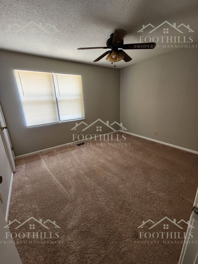 Building Photo - Modern 2-Bedroom Townhouse Near Anderson U...