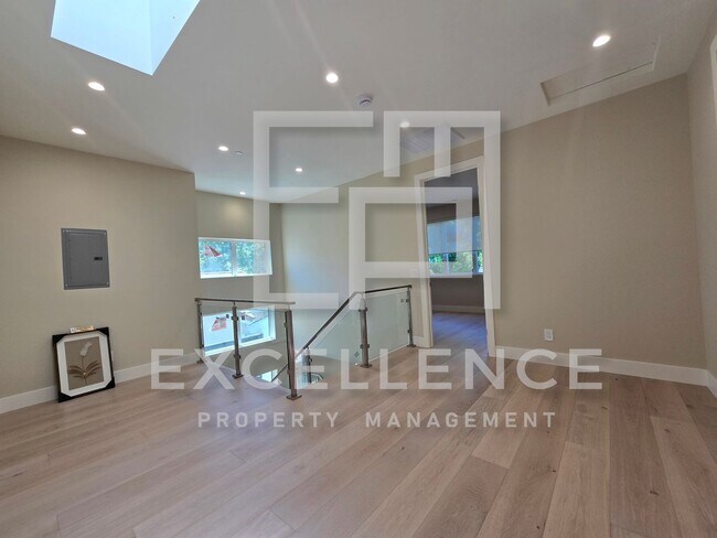 Building Photo - Brand New Build 5/5 Home & 2/2 Cottage - C...