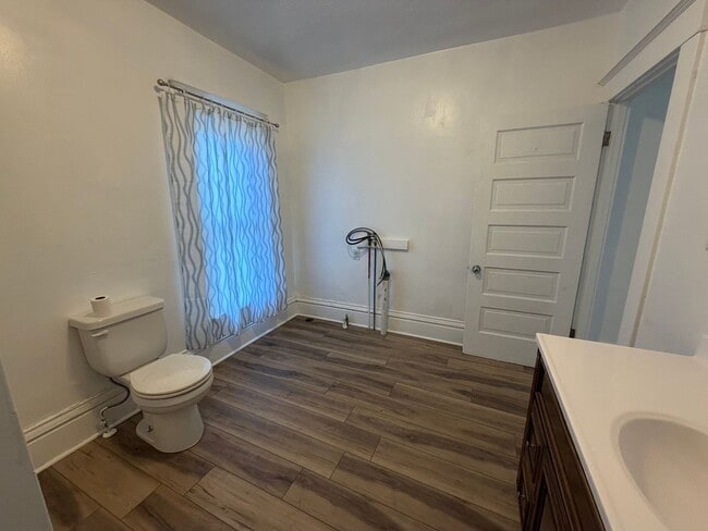 Building Photo - Spacious 4 Bedroom home