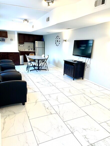 Lounge - 2909 N Sheridan Rd