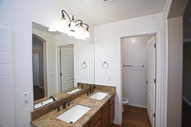 Building Photo - 512 E Rainbow Dr