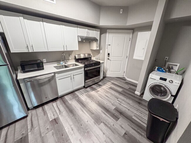 Building Photo - 4 Bed / 2 Bath in West Campus – Bring Your Roommates