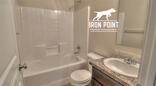Building Photo - 3bed/2bath w/bonus room, 3 car garage, spl...