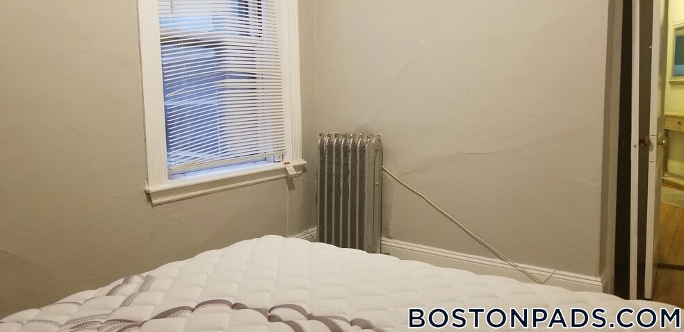 Building Photo - 463 Park Dr