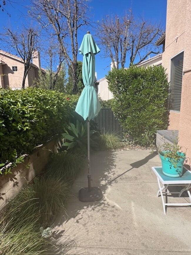 Building Photo - Desirable 2-bedroom/2.5-bathroom Condo in Islay Villas! Available Summer 2026