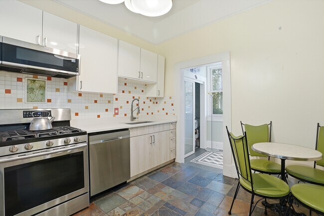 Building Photo - Savannah's Victorian Historic District