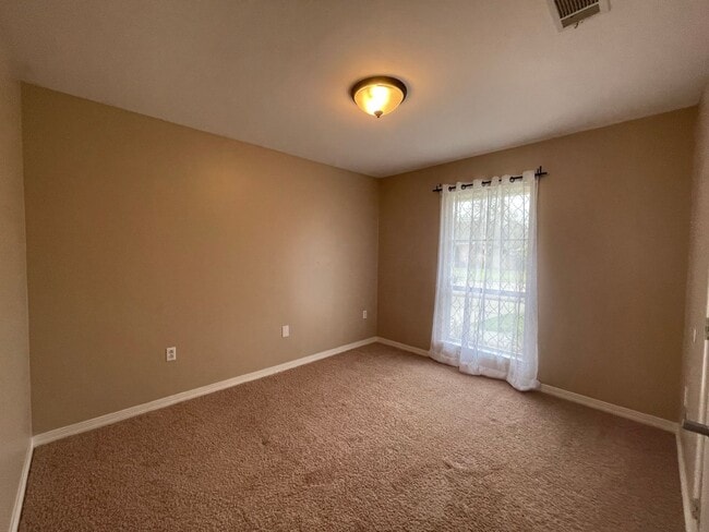 Building Photo - 3 Bedroom House Near Shenandoah