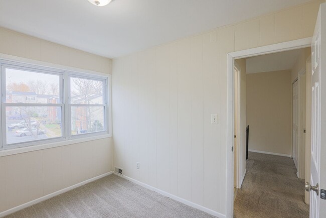 Building Photo - Spacious 3bdrm 1bath Home in Quiet Community