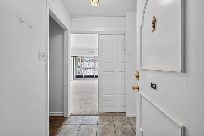 Building Photo - 1 Bedroom Condo Walking distance to UofD