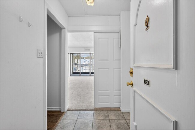 Building Photo - 1 Bedroom Condo Walking distance to UofD  Showing Saturday 3/14 11:30am-11:45