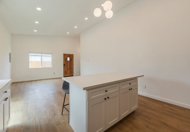 Building Photo - Warm & Inviting Hawthorne Home!