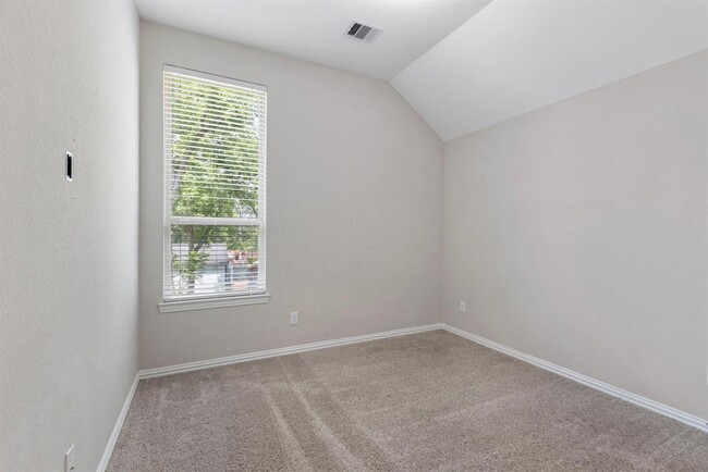 Building Photo - 5021 Lehman Oaks Dr