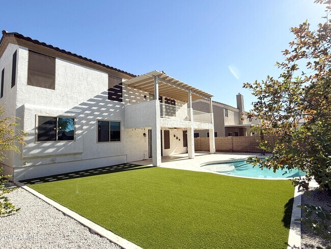 Building Photo - 1432 S Apache Dr